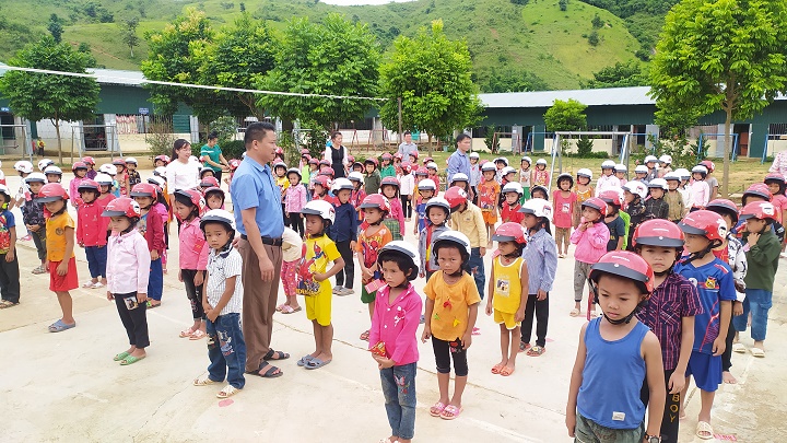 Ban giám hiệu cùng các thầy cô giáo viên chủ nhiệm lớp 1 phát mũ cho các em học sinh