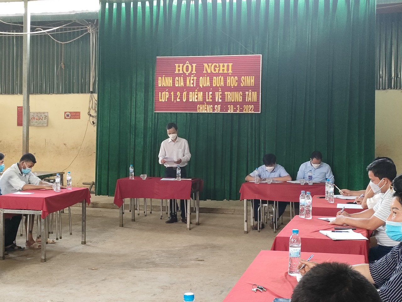 Hội nghị  đánh giá kết quả đưa học sinh lớp 1, 2 ở điểm lẻ về trung tâm