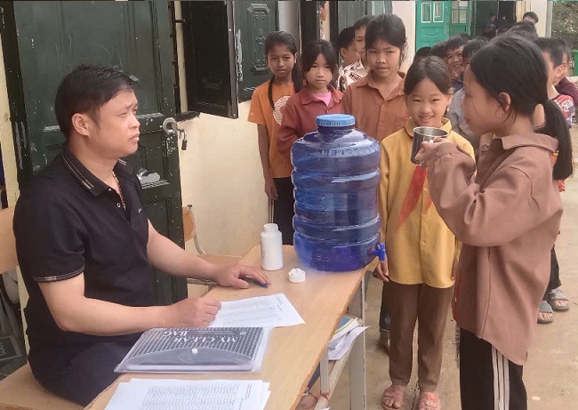 CHĂM SÓC SỨC KHỎE VÀ TẨY GIUN ĐỊNH KỲ CHO HỌC SINH